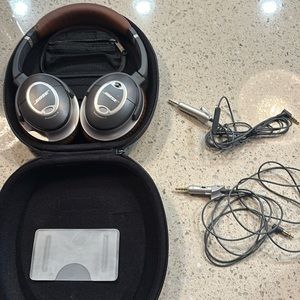 Noise cancelling head phones